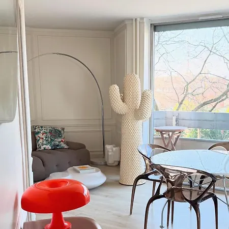 Appartamento In With Balcony Parigi